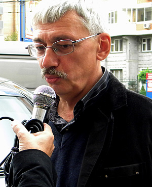 Олег Орлов у дверей Хамовнического суда перед заседанием, 13 сентября 2010 года. Фото "Кавказкого узла"