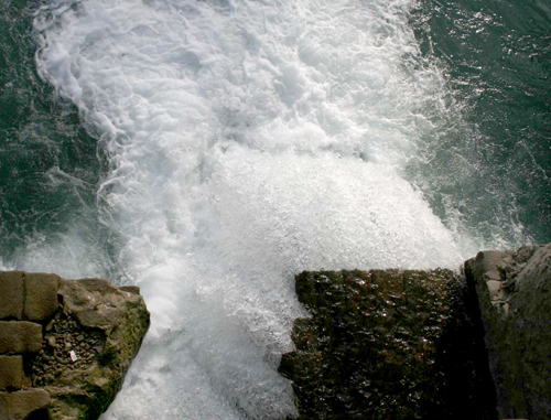 Вода из открытого источника в населенном пункте Дзомагъ Южной Осетии смешивается с талыми водами, что создает проблемы с подачей питьевой воды. Фото "Кавказского узла" Вода из открытого источника в населенном пункте Дзомагъ Южной Осетии смешивается с талыми водами, что создает проблемы с подачей питьевой воды. Фото "Кавказского узла"
