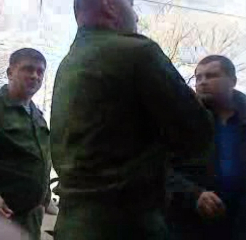 Неизвестные, представившиеся сотрудниками Минобороны Южной Осетии. 14 апреля 2011 г. Кадр из видеозаписи, сделанной на телефон. Неизвестные, представившиеся сотрудниками Минобороны Южной Осетии. 14 апреля 2011 г. Кадр из видеозаписи, сделанной на телефон.