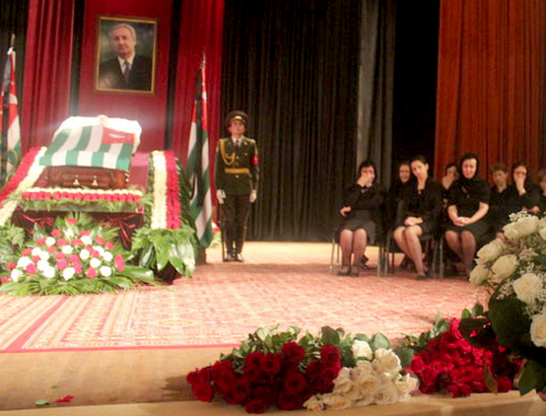 На церемонии прощания с президентом С. Багапшем в здании Абхазской Государственной филармонии. Сухум, 2 июня 2011 г. Фото "Кавказского узла"