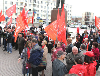 Митинг коммунистов и обманутых дольщиков состоялся сегодня в Краснодаре. 7 апреля 2012 г. Фото Никиты Серебрянникова для "Кавказского узла" Митинг коммунистов и обманутых дольщиков состоялся сегодня в Краснодаре. 7 апреля 2012 г. Фото Никиты Серебрянникова для "Кавказского узла"