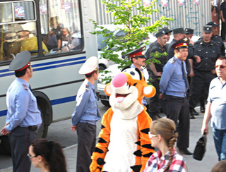 Полиция оцепила сквер имени Кирова и не пускала костюмированных артистов. Астрахань, 21 апреля 2012 г. Фото Вячеслава Ященко для "Кавказского узла" Полиция оцепила сквер имени Кирова и не пускала костюмированных артистов. Астрахань, 21 апреля 2012 г. Фото Вячеслава Ященко для "Кавказского узла"