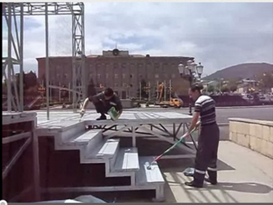 На площади готовят сцену для концерта во время празднования 9 мая. На площади готовят сцену для концерта во время празднования 9 мая.