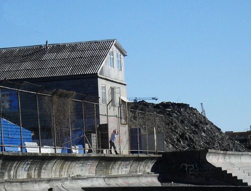 Заблокированный дом Алексея Кравца. Сочи, улица Просвещения, 16 октября 2012 г. Фото Михаила Соколова