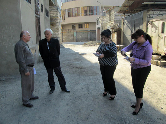 Разговор с председателем домкома Вердяном Джамалом (ул. Азатамартикнери 21) Слева на право: Валерий Худатян - гл. инженер ЖЭКа, Джамал Вердян, Марта Алтунян (член ЦГИ) и Рузанна Авакян (член общины). Разговор с председателем домкома Вердяном Джамалом (ул. Азатамартикнери 21) Слева на право: Валерий Худатян - гл. инженер ЖЭКа, Джамал Вердян, Марта Алтунян (член ЦГИ) и Рузанна Авакян (член общины).