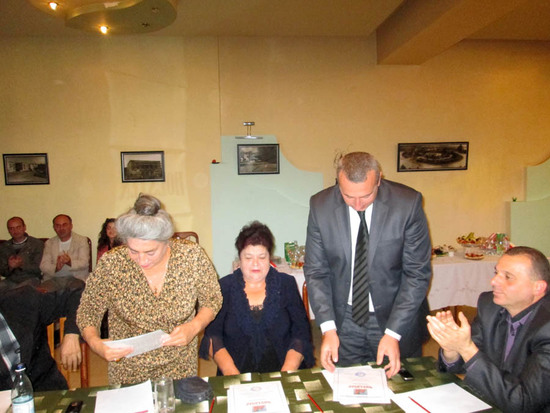 Начальник ЖЭКа Армен Авакян награждает Грамотой председателя домкома Розу Григорян. Начальник ЖЭКа Армен Авакян награждает Грамотой председателя домкома Розу Григорян.