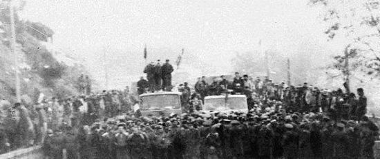 undefined Именно эту толпу остановили 40 цхинвальских парнейf