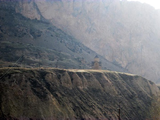 Церковь на высоком холме около с.Хачик. Церковь на высоком холме около с.Хачик.