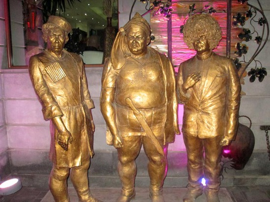 В Ереване мы увидели памятник-скульптуру Никулину, Моргунову и Вицину... В Ереване мы увидели памятник-скульптуру Никулину, Моргунову и Вицину...