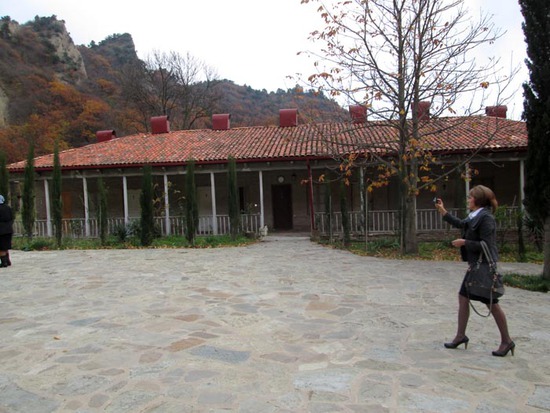 Вэтом помещении живут монахи этого мужского монастыря. Вэтом помещении живут монахи этого мужского монастыря.