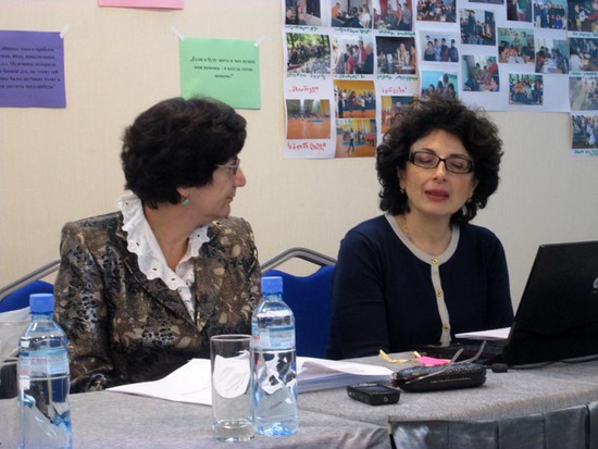 Эксперт эксперт Лейла Бакрадзе проводит презентацию. Эксперт эксперт Лейла Бакрадзе проводит презентацию.