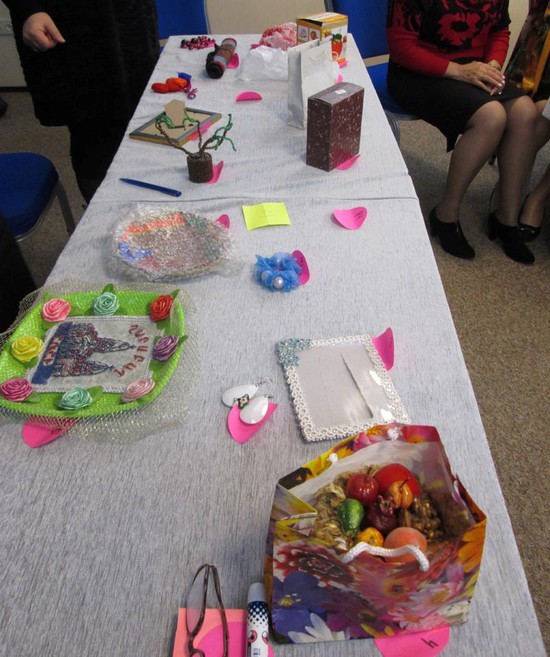 Стол с подарками-сувенирами... Стол с подарками-сувенирами...