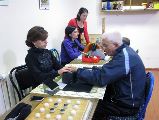 Диана делает с пациентом Упражнение по укреплению конечностей. Диана делает с пациентом Упражнение по укреплению конечностей.