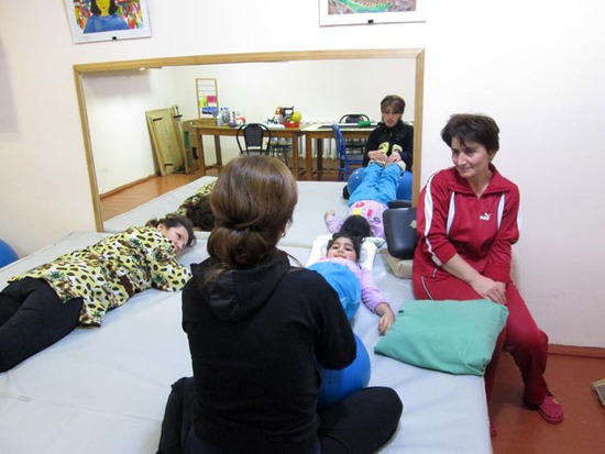 Диана проводит упражнение для усиления мышц нижних конечностей. Диана проводит упражнение для усиления мышц нижних конечностей.