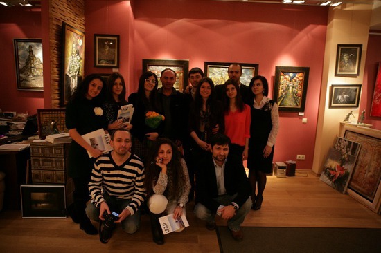 Ашот Бегларян в кругу почитателей.