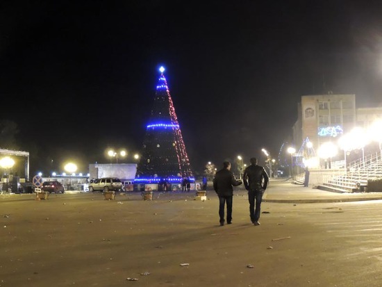 До 12-ти ночи, яблоку негде было упасть на площади, а в 03.00 было пустынно... До 12-ти ночи, яблоку негде было упасть на площади, а в 03.00 было пустынно...