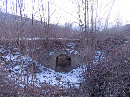 По этому мосту проходила когда-то старая дорога, но по ней уже давно никто не ездит.