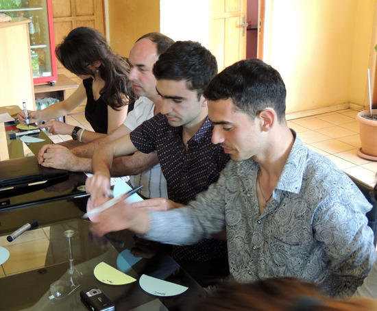 Юра Булганин (крайний справа) активно пишет о своих вредных привычках. Юра Булганин (крайний справа) активно пишет о своих вредных привычках.