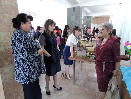 Роза Вердиян (слева) ответ. работник минпросвещения и Ирина Григорян зав. детсадом около работы детсада №3.