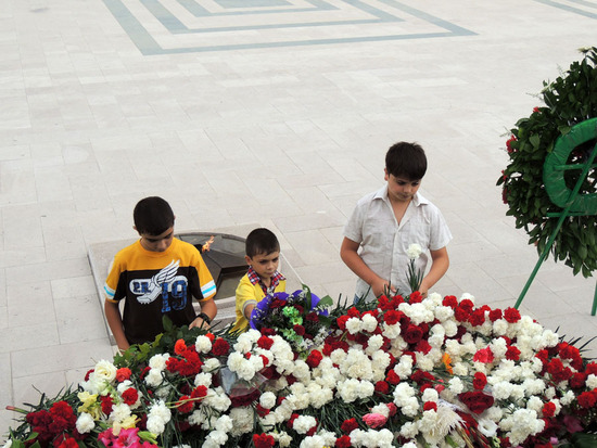 Три брата пришли на Мемориальный комплекс (