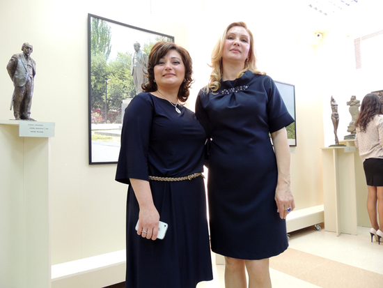 Елена Дадаян, директор картинной галереи г.Степанакерта (слева) и Лусине Григорян директор государственного музея изобразительных искусств.