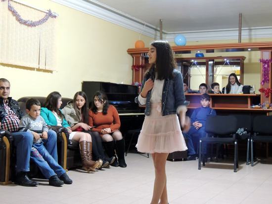 Эрна поёт песню на армянском языке. Эрна поёт песню на армянском языке.