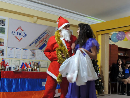 В конце подоспели Дед Мороз со Снегурочкой. В конце подоспели Дед Мороз со Снегурочкой.