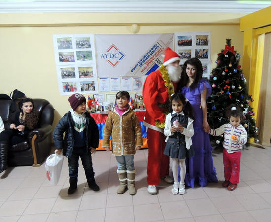 Мелкие с Дедом Морозом и Снегурочкой, на память. Мелкие с Дедом Морозом и Снегурочкой, на память.