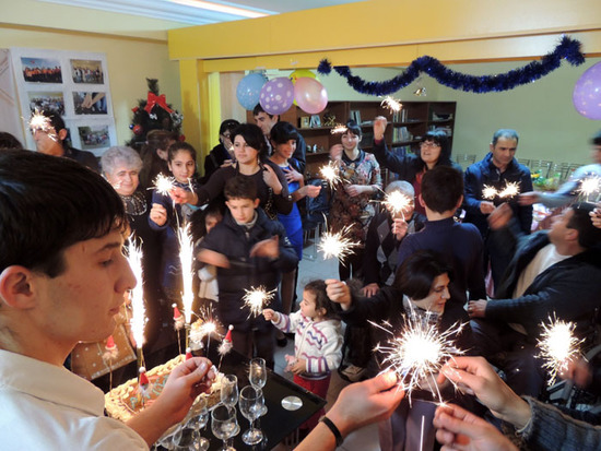 Торт, шампанское, бенгальские огни... Торт, шампанское, бенгальские огни...