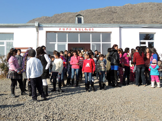 Дети собрались перед школой. Дети собрались перед школой.