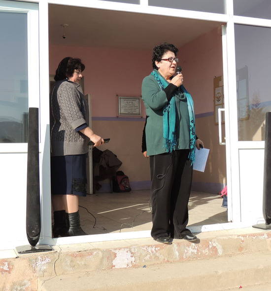 Директор школы Люба Григорян открывает мероприятие. Директор школы Люба Григорян открывает мероприятие.