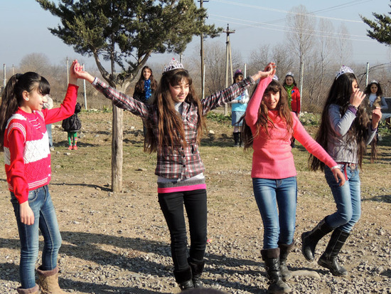 Девочки начали танцевать зажигательный танец... Девочки начали танцевать зажигательный танец...