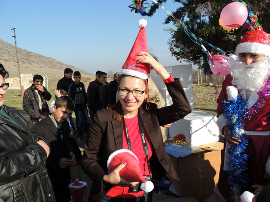 Сусанна примеряет подарок-0шапочку.)) Сусанна примеряет подарок-0шапочку.))