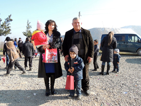 Сергей, житель с.Нор Марага с невестой и внуками. Сергей, житель с.Нор Марага с невестой и внуками.