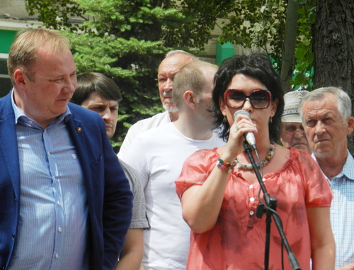 Николай Паршин (слева) и Галина Болдырева на акции "12 июня - День несбывшихся надежд". Волгоград, 12 июня 2014 г. Фото Татьяны Филимоновой для "Кавказского узла" Николай Паршин (слева) и Галина Болдырева на акции "12 июня - День несбывшихся надежд". Волгоград, 12 июня 2014 г. Фото Татьяны Филимоновой для "Кавказского узла"