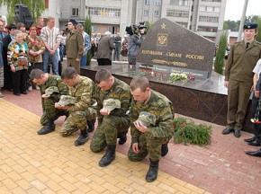 Открытие памятника жителям Брянска Алексею Макееву и Сергею Бакалеву, погибшим в прошлом году в ходе августовской войны на Кавказе.
Фото с сайта briansk.ru.