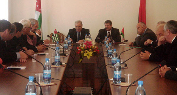 Встреча белорусских и абхазских депутатов. Спикер парламента Абхазии Нугзар Ашуба (в центре слева) и Михаил Русый (справа). Фото "Кавказского Узла"