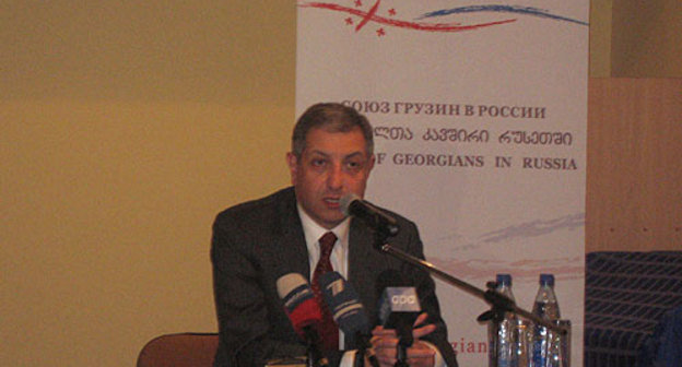 Лидер грузинского оппозиционного движения "За справедливую Грузию" Зураб Ногаидели на встрече с грузинской диаспорой в Москве, 25 ноября 2009 года. Фото "Кавказского Узла"