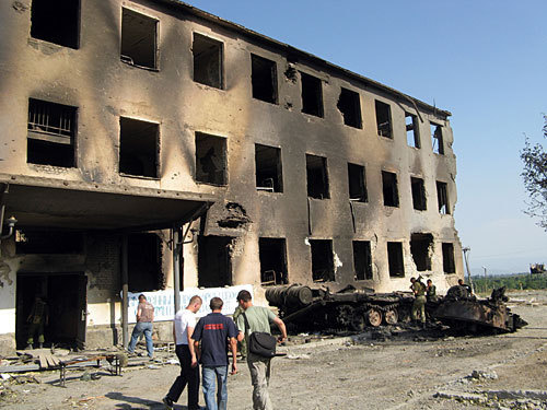 Южная Осетия, Цхинвал. Казарма миротворцев, 2008 год. Фото с сайта www.panoramio.com/photo/20211543