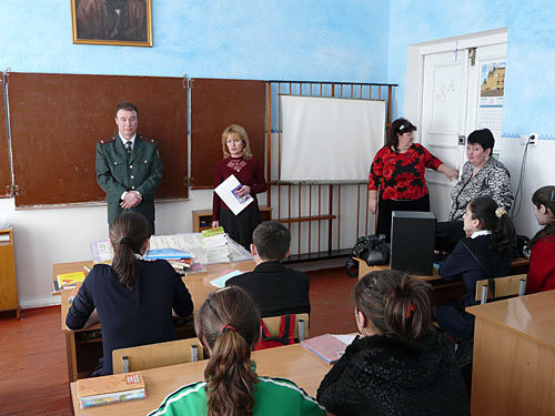 Северная Осетия. Начальник Пригородного райотдела нарконтроля Феликс Багаев проводит антинаркотическую лекцию в Камбилеевской средней школе №1, январь 2010 года. Фото "Кавказского Узла" Северная Осетия. Начальник Пригородного райотдела нарконтроля Феликс Багаев проводит антинаркотическую лекцию в Камбилеевской средней школе №1, январь 2010 года. Фото "Кавказского Узла"