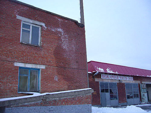 Дом No.59 по улице Седина, п. Энем, Адыгея. Новая крыша над пожарной частью, и разрушенная кровля над жилыми квартирами. Фото "Кавказского Узла" Дом No.59 по улице Седина, п. Энем, Адыгея. Новая крыша над пожарной частью, и разрушенная кровля над жилыми квартирами. Фото "Кавказского Узла"