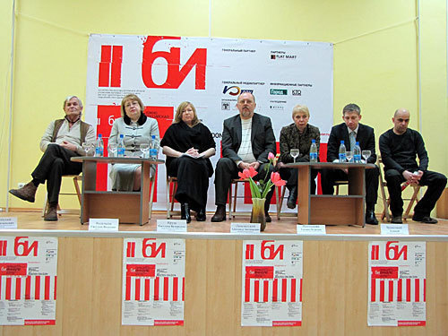 Члены оргкомитета первой Южно-Российской биеннале современного искусства. Председатель оргкомитета Светлана Крузе (третья слева). Фото "Кавказского Узла"
 


