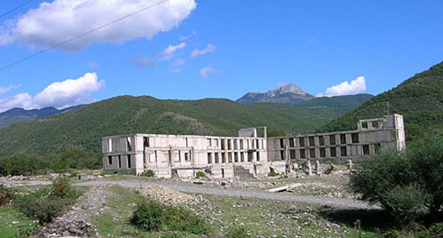 Ленингор (Ахалгори), разрушающееся здание. Фото с сайта http://ru.wikipedia.org