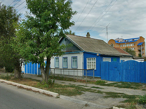 Калмыкия, Элиста, улица Осипенко. Фото с сайта www.panoramio.com/photo/14559199 Калмыкия, Элиста, улица Осипенко. Фото с сайта www.panoramio.com/photo/14559199