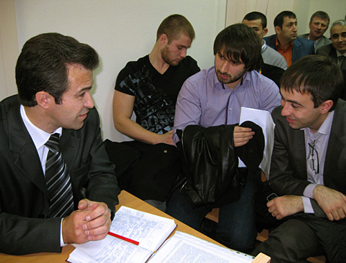 Представитель Рамзана Кадырова Андрей Красненков (слева) и студенты из Чечни. Хамовнический суд Москвы, 14 октября 2010 года. Фото "Кавказского узла"