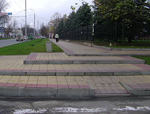 Пандус на улице Гоголя в Майкопе, декабрь 2010 года. Фото "Кавказского узла" Пандус на улице Гоголя в Майкопе, декабрь 2010 года. Фото "Кавказского узла"
