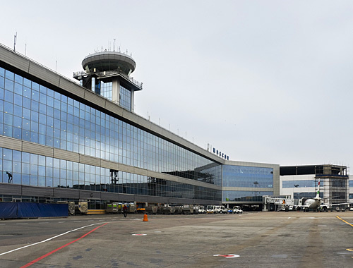 Пассажирский терминал аэропорта Домодедово со стороны летного поля. Фото с сайта http://ru.wikipedia.org Пассажирский терминал аэропорта Домодедово со стороны летного поля. Фото с сайта http://ru.wikipedia.org