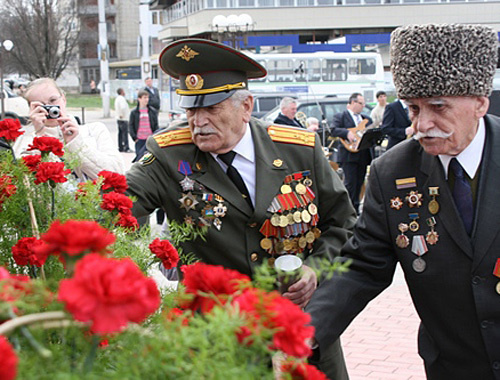 Ветераны на праздновании Дня Победы в Нальчике, 9 мая 2010 года. Фото с сайта http://na.adm-kbr.ru Ветераны на праздновании Дня Победы в Нальчике, 9 мая 2010 года. Фото с сайта http://na.adm-kbr.ru