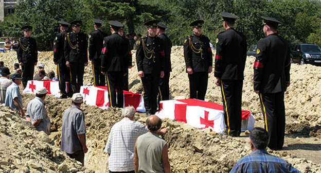 Похороны неизвестных солдат на братском кладбище в Тбилиси, 28 августа 2008 года. Фото: Гурам Мурадов, http://civil.ge