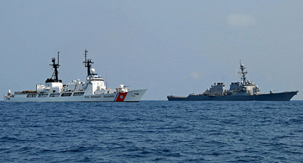 Корабли с гуманитарной помощью у берега Черного моря, Грузия, август 2008 года. Фото с сайта http://commons.wikimedia.org